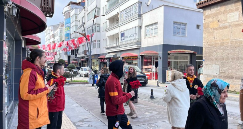 Galatasaray taraftarlarından çiçekli kutlama