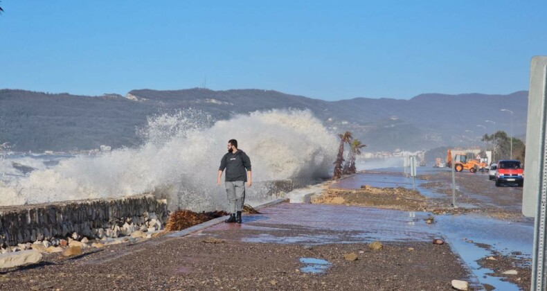 Karadeniz’de fırtınanın hızı 102 kilometreyi buldu: Dev dalgalar sahilleri dövdü