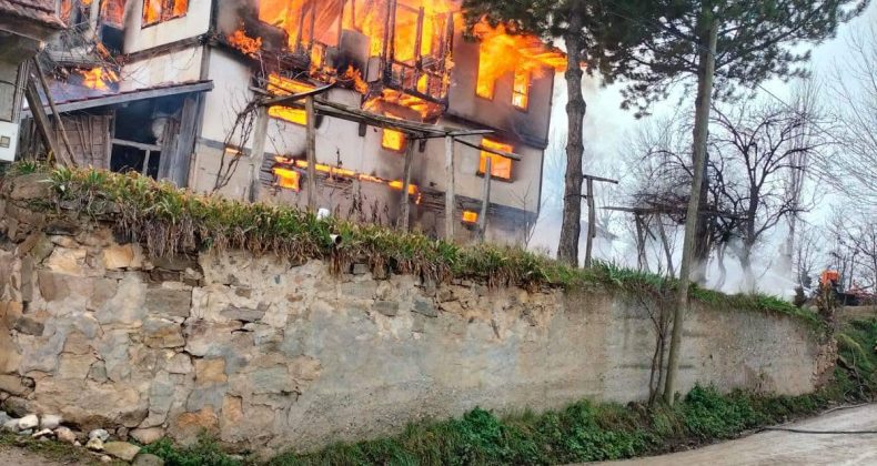 Molla Köyünde Yangında iki katlı ahşap ev kullanılamaz hale geldi.