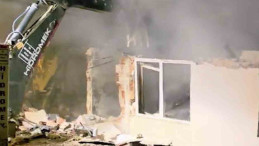 Alev alev yanan ev küle döndü