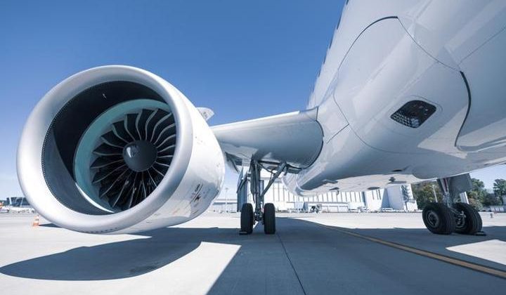 Havalimanında korkunç olay: Uçak motoruna kapılarak can verdi!