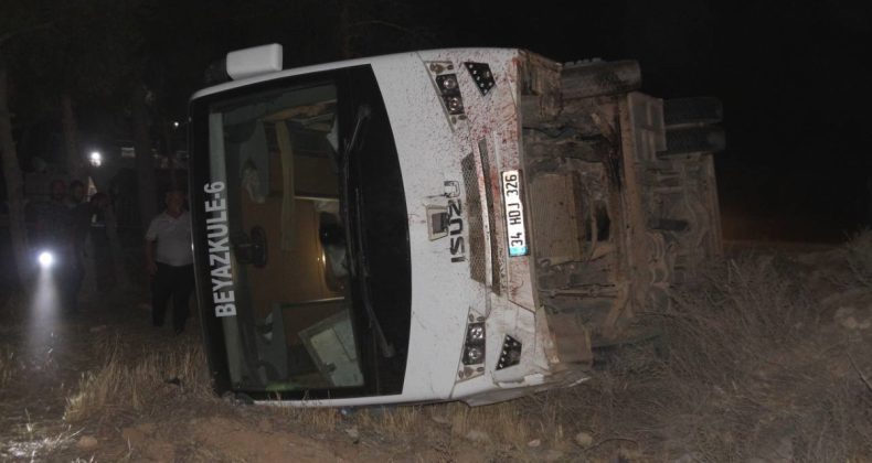 Şanlıurfa’da otoyolda eşeğe çarpan işçi servisi devrildi: 15 yaralı