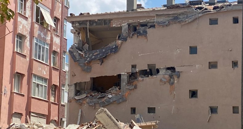 İstanbul’da yıkımı yapılan binanın bir kısmı, bir anda çöktü