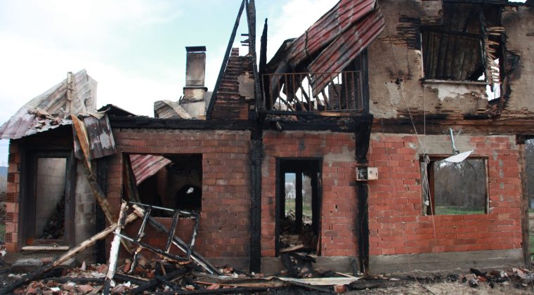 Gece Alevler Yükseldi, Sabah Gerçek Ortaya Çıktı: Kastamonu’da İki Aile Her Şeyini Kaybetti!