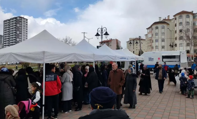 Hayır çarşısı ile genç çiftlere destek eli